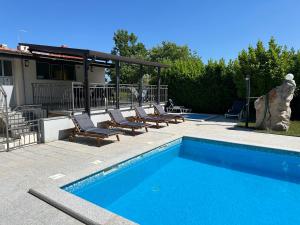 Swimmingpoolen hos eller tæt på Villa Ana