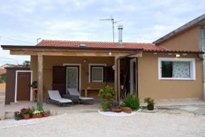 Το κτήριο όπου στεγάζεται  η παραθεριστική κατοικία