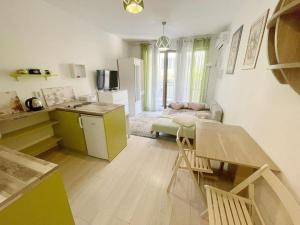 Zimmer mit Küche und Wohnzimmer in der Unterkunft Studio Green Rublyovka in Warna