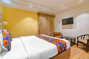 Postel nebo postele na pokoji v ubytování FabHotel Gulshan International - Nr Peter Cat Park Street + 21 fotografií