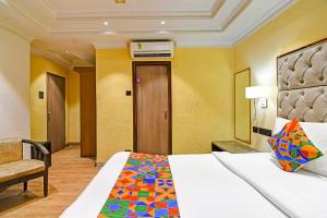 Postel nebo postele na pokoji v ubytování FabHotel Gulshan International - Nr Peter Cat Park Street