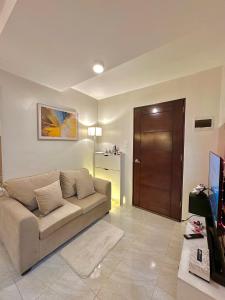 Μια τηλεόραση ή/και κέντρο ψυχαγωγίας στο 2 Bed Room Cozy Condo Cebu