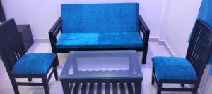 ein Paar Stühle mit blauen Sitzen und ein Tisch in der Unterkunft Valley Springs Resorts in Araku
