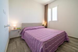 En eller flere senge i et værelse på GuestHost - Borgo 84 Marzamemi - Hermes Apartment + 17 billeder