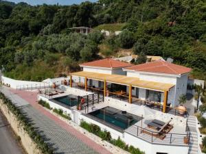 una vista aérea de una casa con piscina en Aquanera Villas - Sunrise View Retreat with Private Pool- 5 minutes from the beach- By Villa Mana Gers, en Agii Saranta 55 fotos más