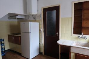 eine Küche mit einem weißen Kühlschrank und einer Spüle in der Unterkunft Cosy 3 bedroom house close to the beach in Vila Praia de Âncora + 8 Fotos