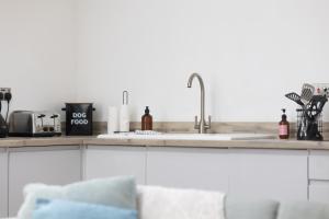 Kuchyň nebo kuchyňský kout v ubytování Clifftop Cottage + 30 fotografií