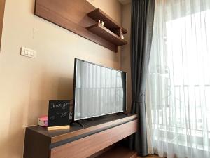 Μια τηλεόραση ή/και κέντρο ψυχαγωγίας στο The Astra Condo 2bedrooms apartment