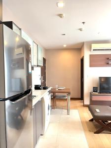 Η κουζίνα ή μικρή κουζίνα στο The Astra Condo 2bedrooms apartment