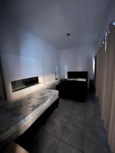 ein Zimmer mit einem Bett und einer Couch darin in der Unterkunft Aluga fácil Caldas Bangalô in Caldas Novas