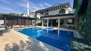 a large swimming pool in front of a house at Parna Sapanca Hotel in Sakarya