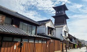 川越Kawagoe Inn Tokine 時の鐘まで徒歩3分 敷地内駐車場 お子様用プレイルーム的街道上一座钟楼