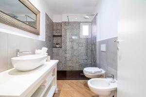 Kúpeľňa v ubytovaní Blue Dolphin by PortofinoHomes