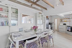 Kuchyň nebo kuchyňský kout v ubytování Seashells-Stylish Coastal Living