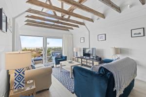 TV a/nebo společenská místnost v ubytování Seashells-Stylish Coastal Living