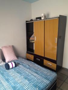 a bedroom with a bed and a dresser at Apartamento a 300m do Centro e próximo a universidade federal in Diamantina