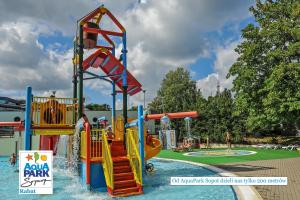 Bazén v ubytování AQUA HOUSE nebo v jeho okolí