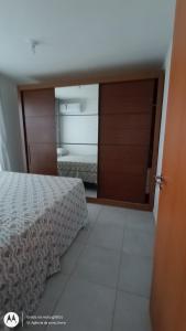a room with a bed and a door to a bedroom at Apartamento inteiro in Aparecida de Goiania