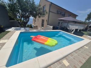 Bazén v ubytovaní Luxury apartment Duće with private pool alebo v jeho blízkosti
