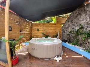 un jacuzzi en medio de un patio en Villa Charmante, Détente, Jacuzzi aux Avirons, en Les Avirons