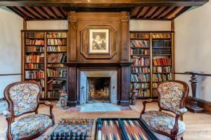 Isigny-le-Buatにあるchateau isigny, séjour familial entre nature et confortのリビングルーム(暖炉、本棚付) +58枚の写真