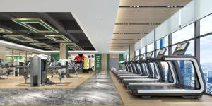 un gimnasio con una fila de cintas de correr y máquinas en Yunduo Hotel Puning International Commodity City Branch, en Puning 5 fotos más