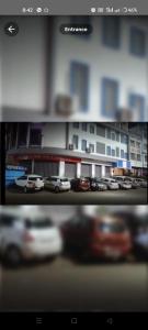 Dos imágenes de una ciudad con coches en una calle. en Hotel Raj Heights, en Solapur