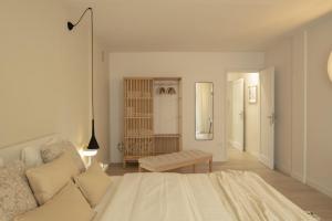 a white room with a bed and a couch at Almaré in Los Llanos de Aridane