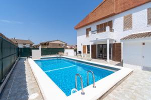 a swimming pool in the backyard of a house at Mediterranean Way - Apartamento privado en villa compartida con piscina in Tarragona