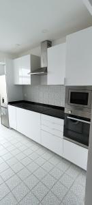 Η κουζίνα ή μικρή κουζίνα στο Figueira Family Apartment