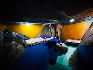 Postel nebo postele na pokoji v ubytování Ravana Falls Resort