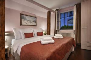 Un dormitorio con una cama grande con toallas. en Boutique Residence by Little King, en Praga