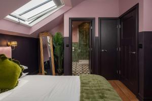 Ένα ή περισσότερα κρεβάτια σε δωμάτιο στο Chic Retreat with King Bed in Barnard Castle