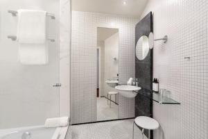 Phòng tắm tại Vienna House by Wyndham Martinspark Dornbirn