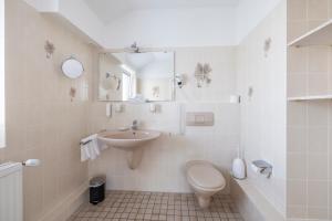 Koupelna v ubytování Hotel Schaper + 37 fotografií