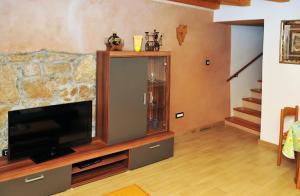 un soggiorno con TV a schermo piatto su un centro di intrattenimento di Apartment Fabris a Vrsar