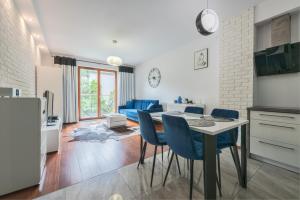 una cucina e un soggiorno con tavolo e sedie di Sopot Kamienny Potok by NorthSide Apartments a Sopot