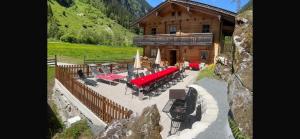 stół i krzesła przed budynkiem w obiekcie Landhaus Schiestl w Mayrhofen