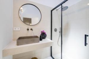 a bathroom with a sink and a mirror at CARAGOL, Doppelzimmer auf Finca Zenara, Terrasse, Wifi, Klima, XXL Pool, Gemeinschaftsküche, Yoga in Manacor