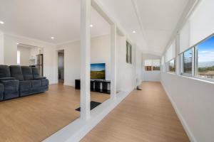 Hooka IslandにあるLakeside 3 Bedrooms Houseのソファとテーブルのあるリビングルーム