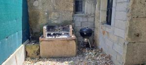a grill in a corner of a building next to a wall at Location Le Tilleul in Pélissanne