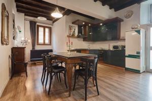 a kitchen and dining room with a table and chairs at Il Loft nella corte in Cormano