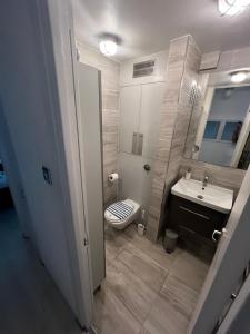 a bathroom with a toilet and a sink at Prospect House in London +36 photos