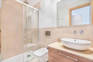 ポリェンサにあるCasa Barcas Long termの白い洗面台とシャワー付きのバスルーム +9枚の写真