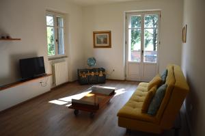 Una sala de estar con un sofá y una mesa de café. en Casale Pura Vita, en Castiglion Fiorentino