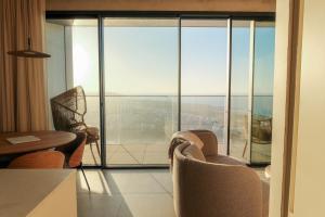 Un lugar para sentarse en Luxury Apartment with Views and Pools in St Julians