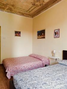 una camera con due letti e un soffitto di Casa Torino Lingotto, fiere, metro, Inalpi Arena,Centro Congressi, Ospedale, Politecnico a Torino Altre 21 foto