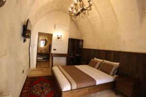 Postel nebo postele na pokoji v ubytování Erdu Cappadocia Stone House