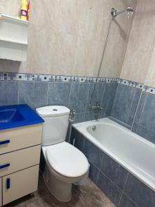 a bathroom with a toilet and a tub and a sink at Apartamento terramarzarron in Mazarrón +3 photos