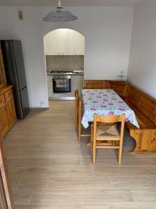 una habitación con una cama, una mesa y sillas en Ca d'la Netta, en Malesco